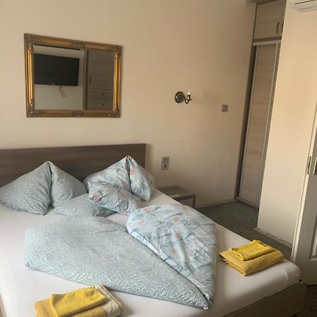 Aradi Vendeghaz Hotel Mişcolţ Exterior foto