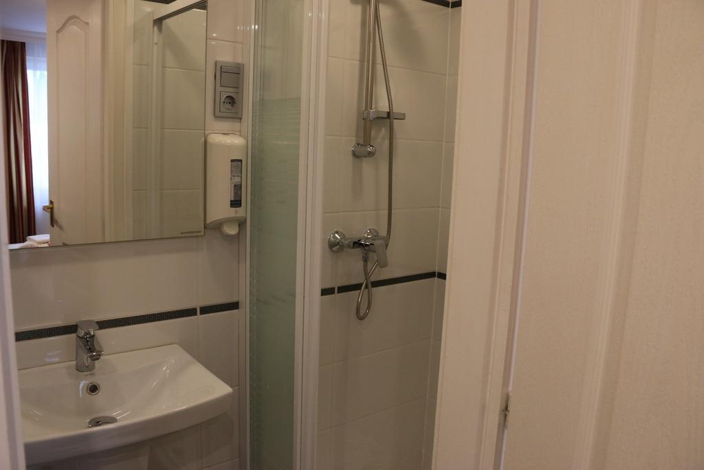 Aradi Vendeghaz Hotel Mişcolţ Cameră foto